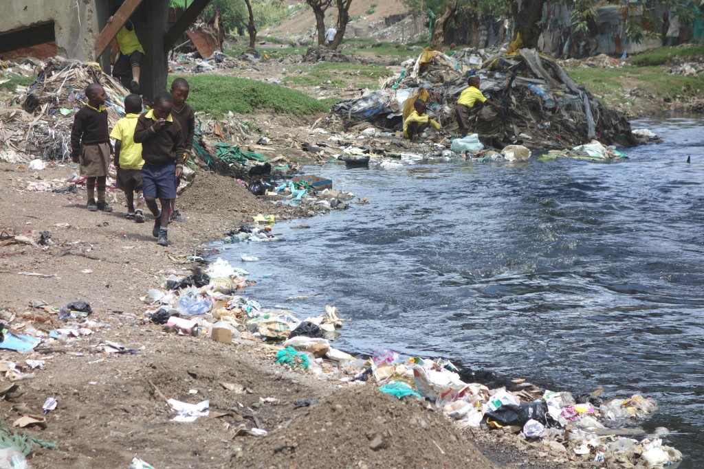 black river børn og affald-red